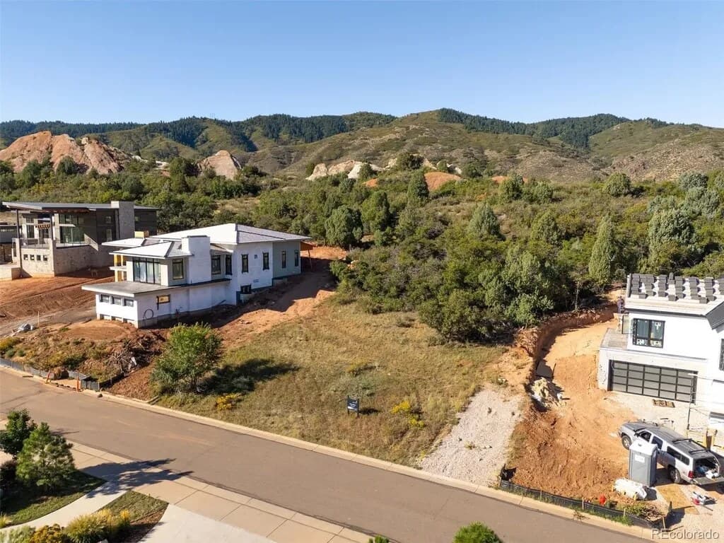 7911 Raphael Lane — photo 3